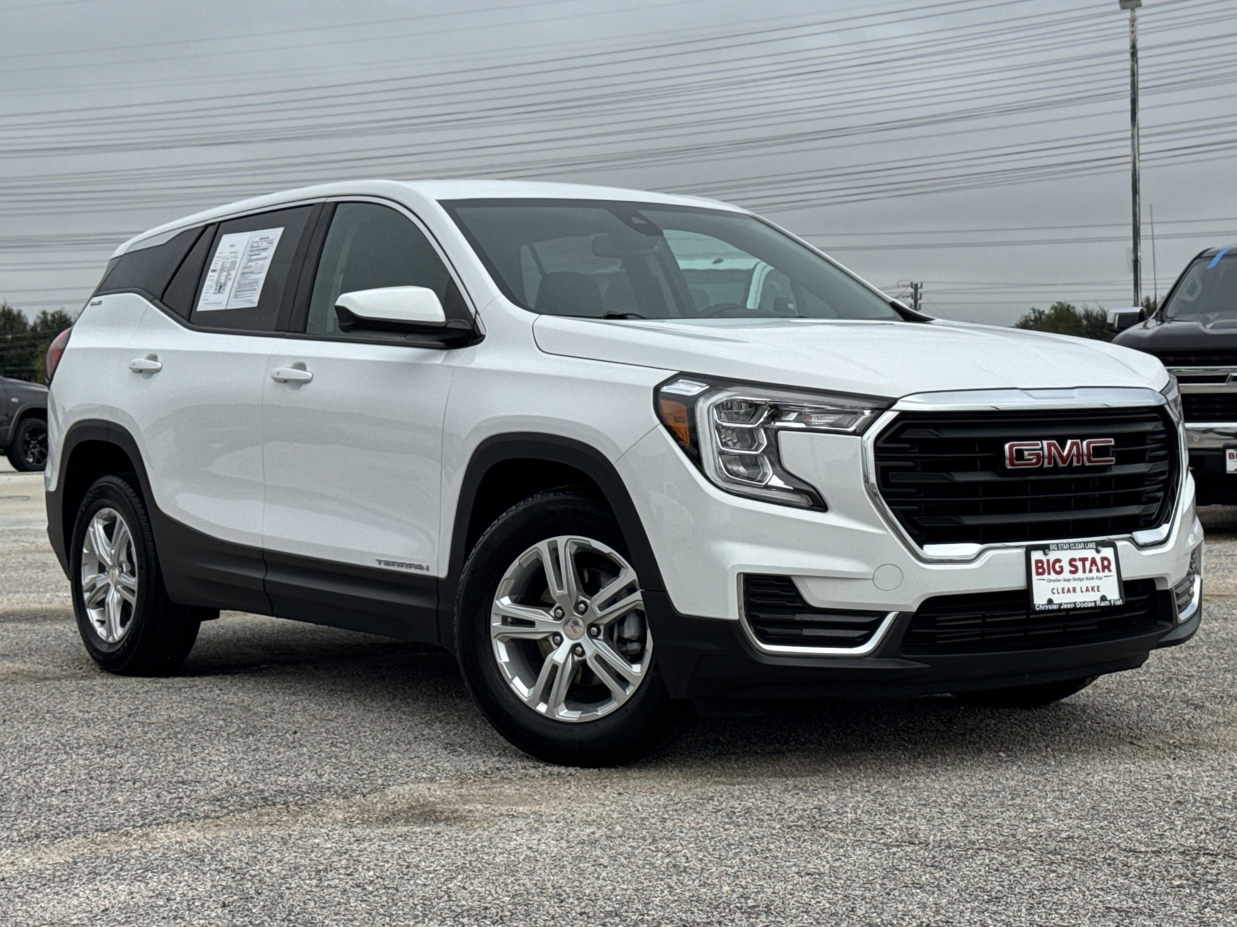 Used 2024 GMC Terrain SLE image 3