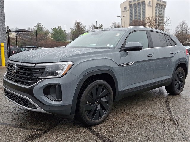 Used 2024 Volkswagen Atlas Cross Sport SE w/ Panoramic Sunroof Package image 3