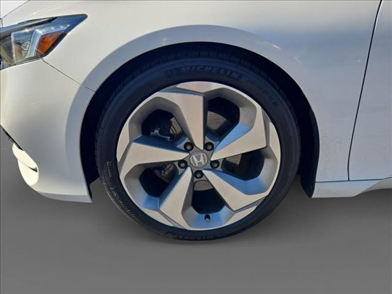 Used 2018 Honda Accord Touring image 9