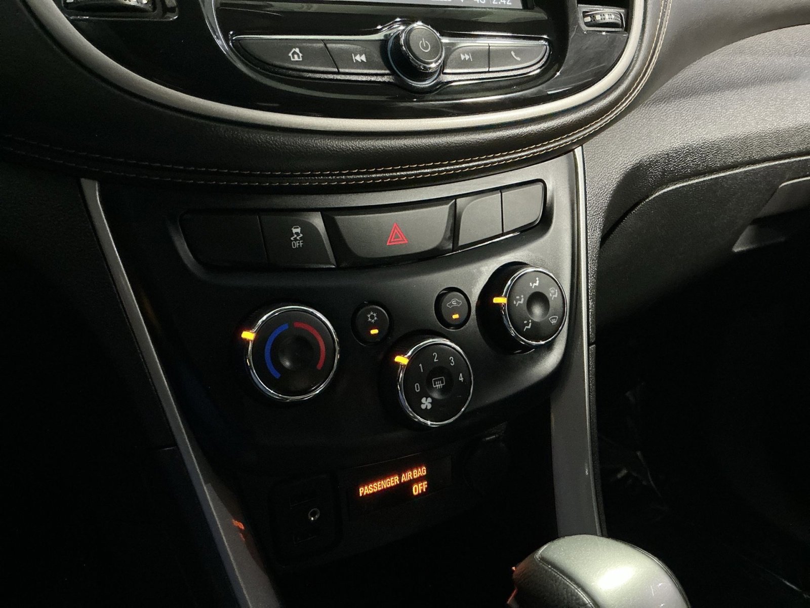 Used 2019 Chevrolet Trax LT w/ LT Convenience Package AWD/4WD image 29