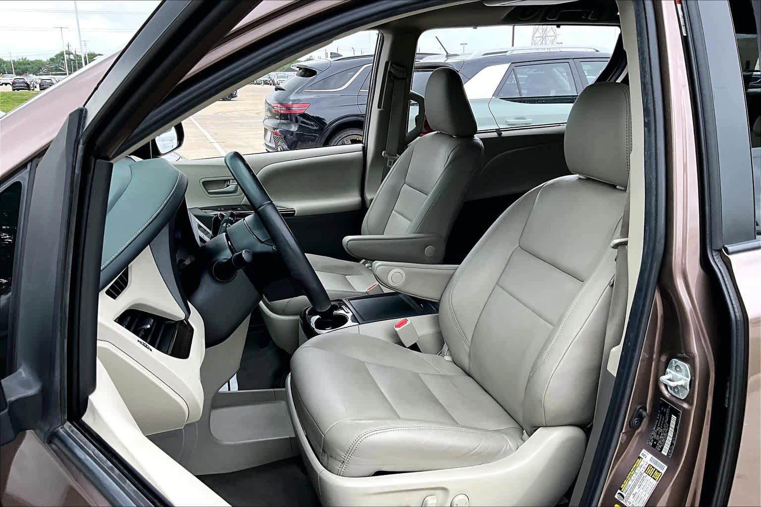 Used 2020 Toyota Sienna XLE Premium FWD image 8