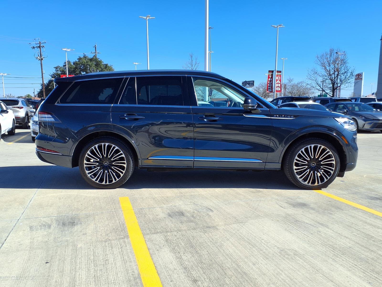 Used 2023 Lincoln Aviator Black Label w/ Class IV Trailer Tow Package AWD/4WD image 4