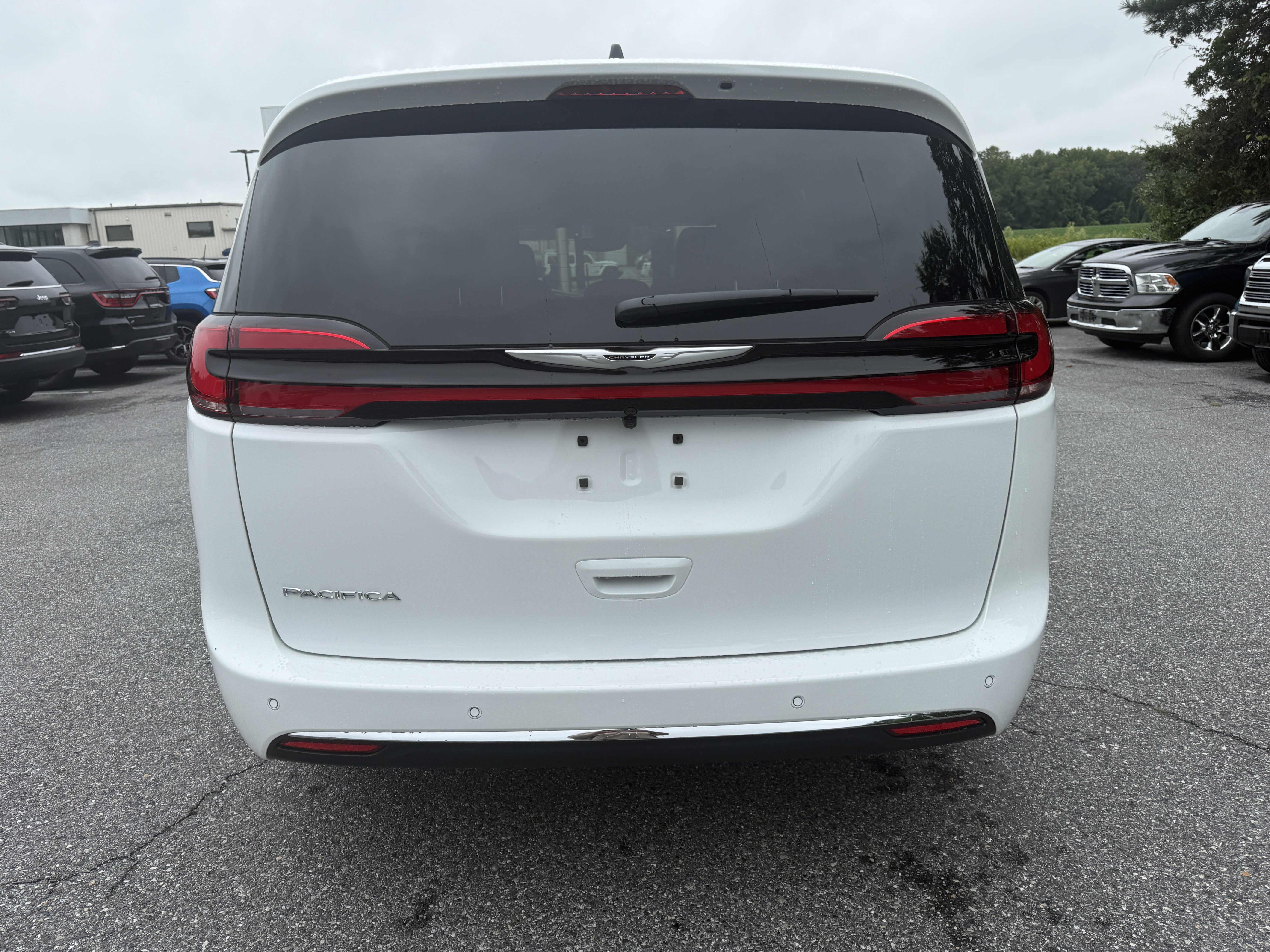 New 2026 Chrysler Pacifica Select image 6