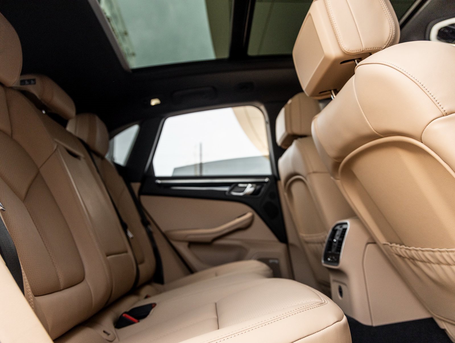 Used 2025 Porsche Macan image 36