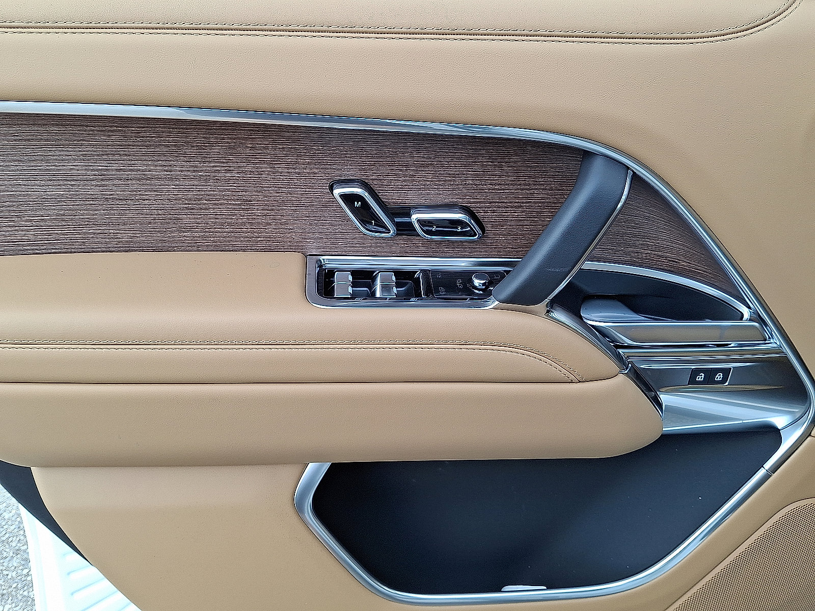 New 2025 Land Rover Range Rover SE image 4