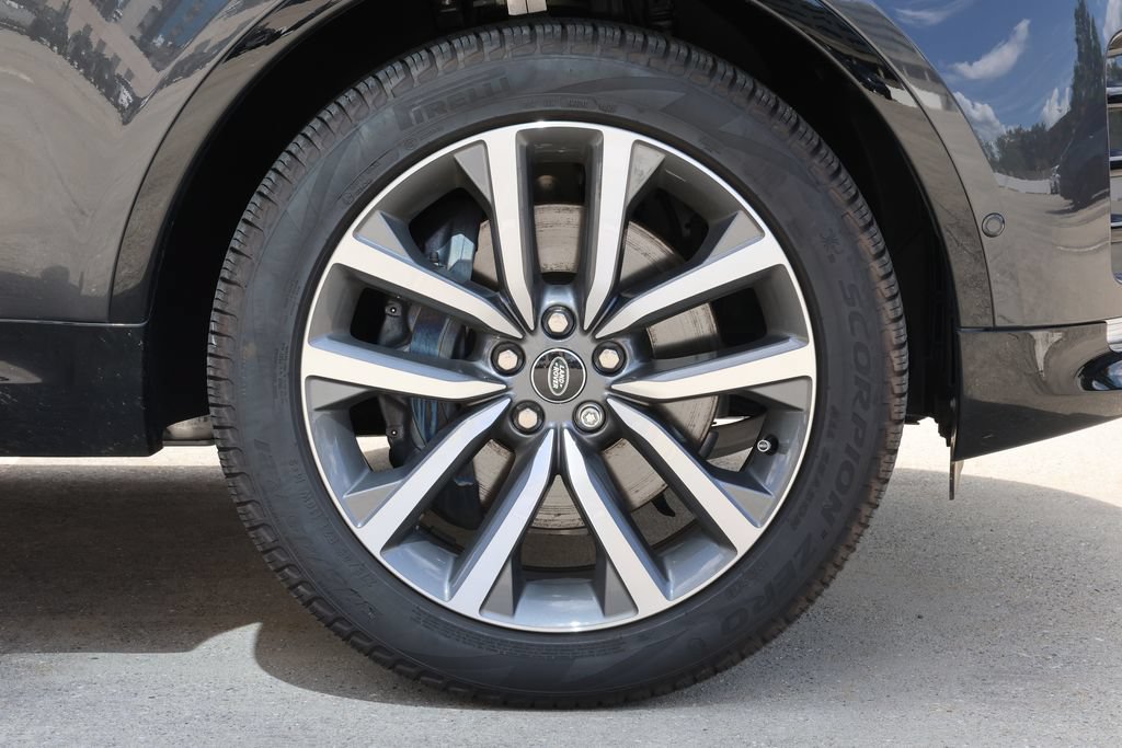 Certified 2025 Land Rover Discovery Dynamic SE AWD/4WD image 7