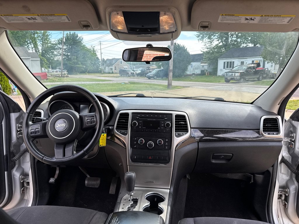 Used 2012 Jeep Grand Cherokee Laredo w/ Laredo E Group AWD/4WD image 9