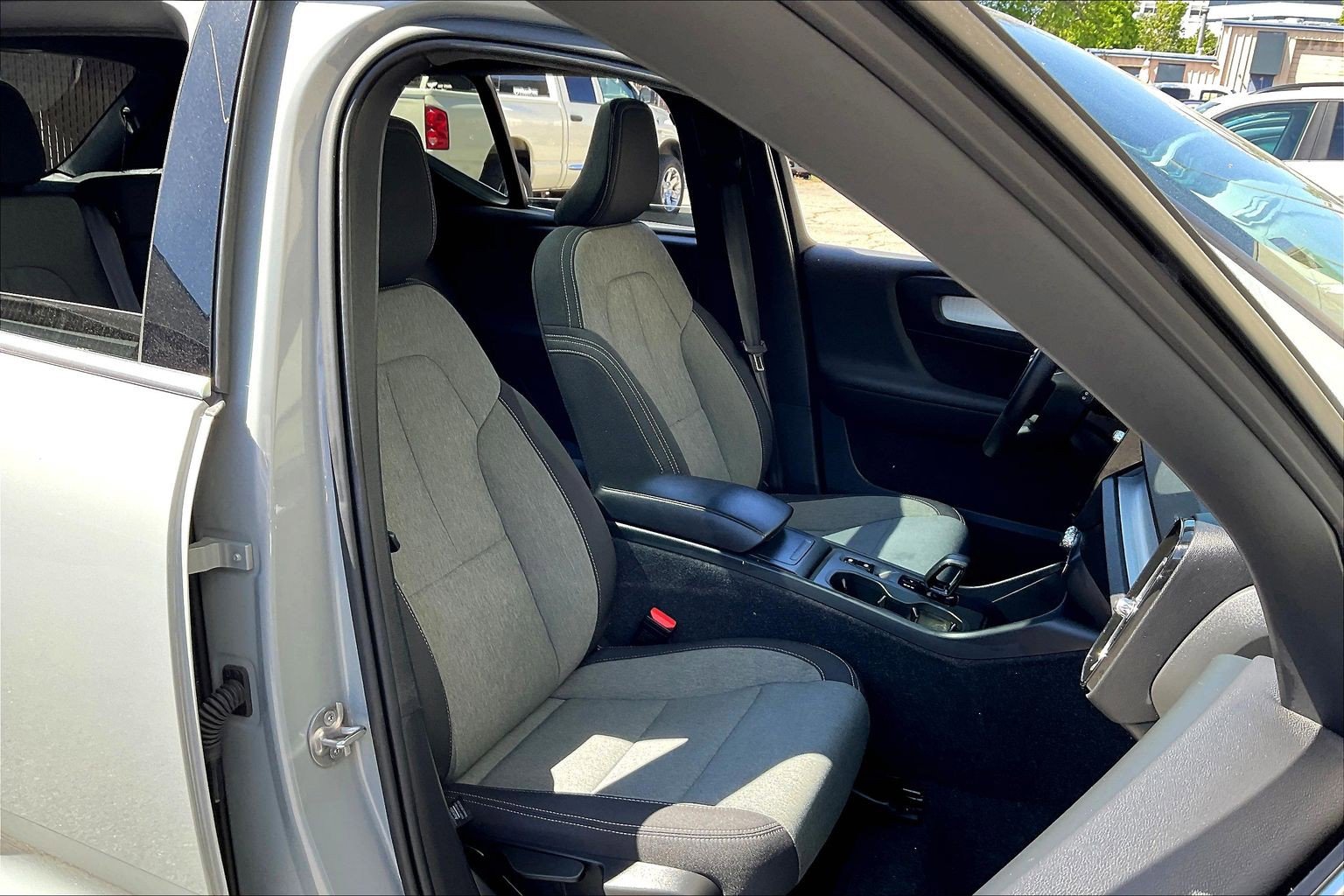 Used 2025 Volvo XC40 B5 Core AWD/4WD image 6