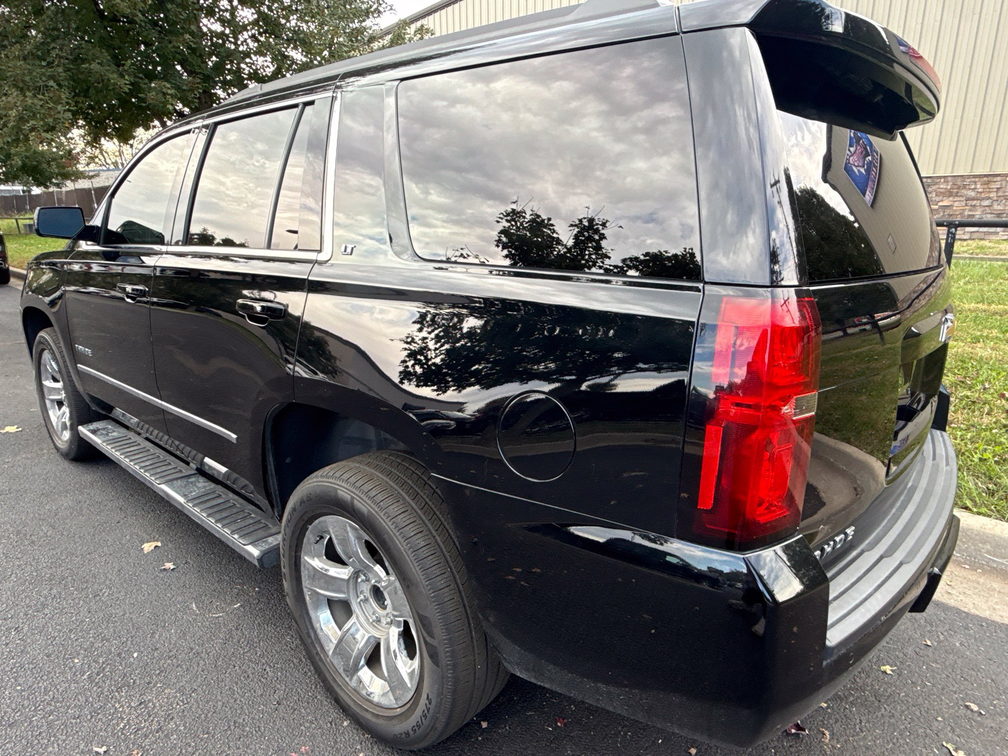 Used 2019 Chevrolet Tahoe LT w/ LT Signature Package AWD/4WD image 7