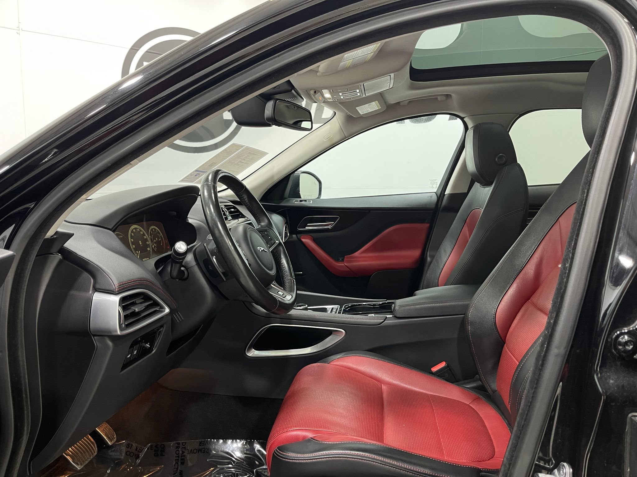 Used 2017 Jaguar F-PACE R-Sport image 12