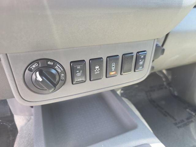 Used 2015 Nissan Frontier SL w/ Moonroof Package AWD/4WD image 27