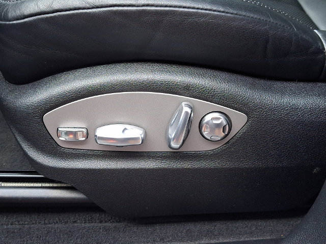 Certified 2025 Porsche Macan AWD/4WD image 17