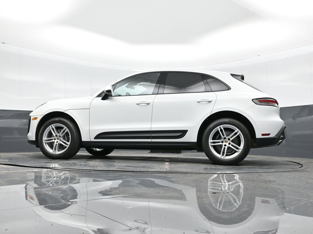 Certified 2025 Porsche Macan AWD/4WD image 35