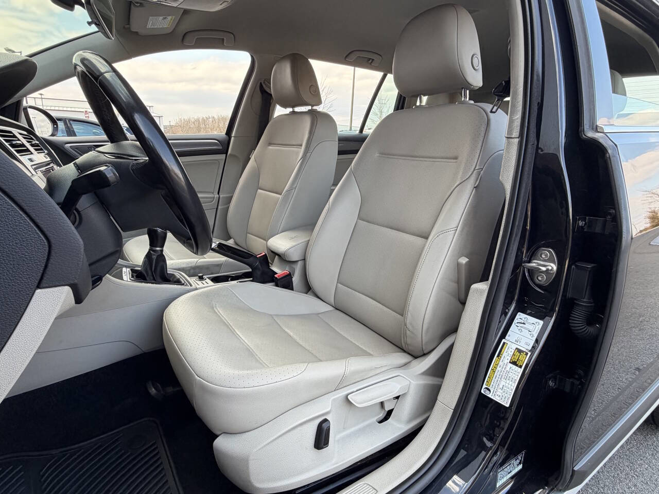 Used 2019 Volkswagen Golf Alltrack S image 16