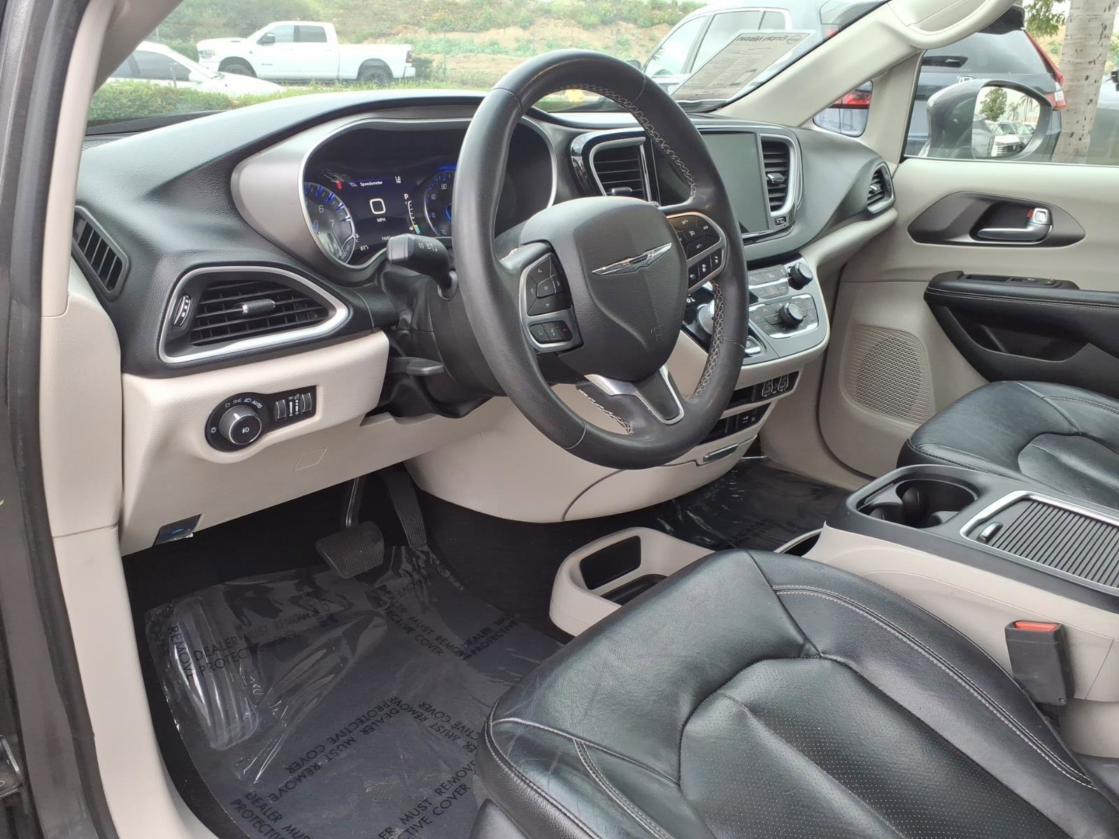 Used 2022 Chrysler Pacifica Touring-L image 11