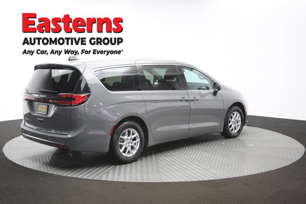 Used 2023 Chrysler Pacifica Touring-L FWD image 41