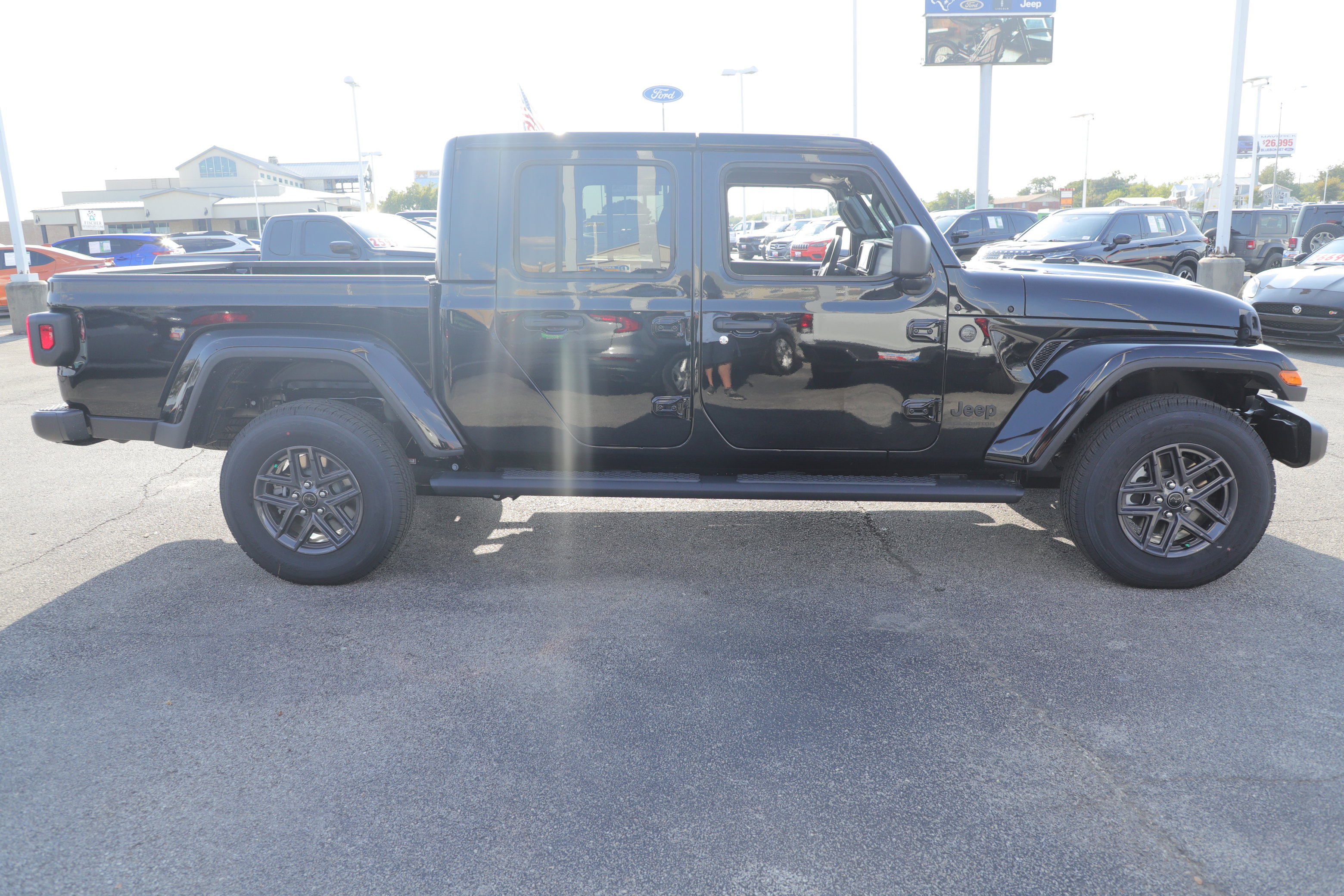 New 2025 Jeep Gladiator Sport image 5