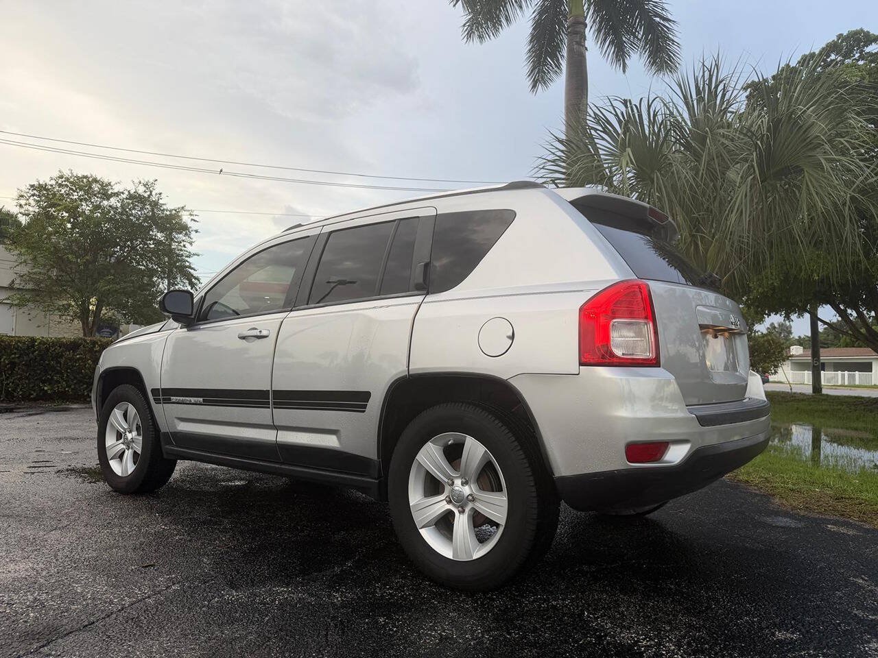Used 2012 Jeep Compass Latitude w/ Sun/Sound Group FWD image 2