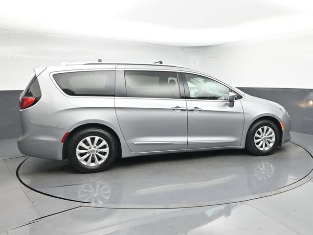 Used 2018 Chrysler Pacifica Touring-L w/ Advanced Safetytec Group FWD image 9