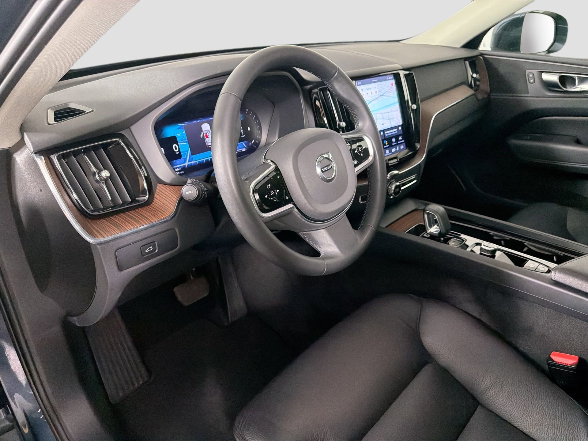 Certified 2023 Volvo XC60 B5 Plus AWD/4WD image 10