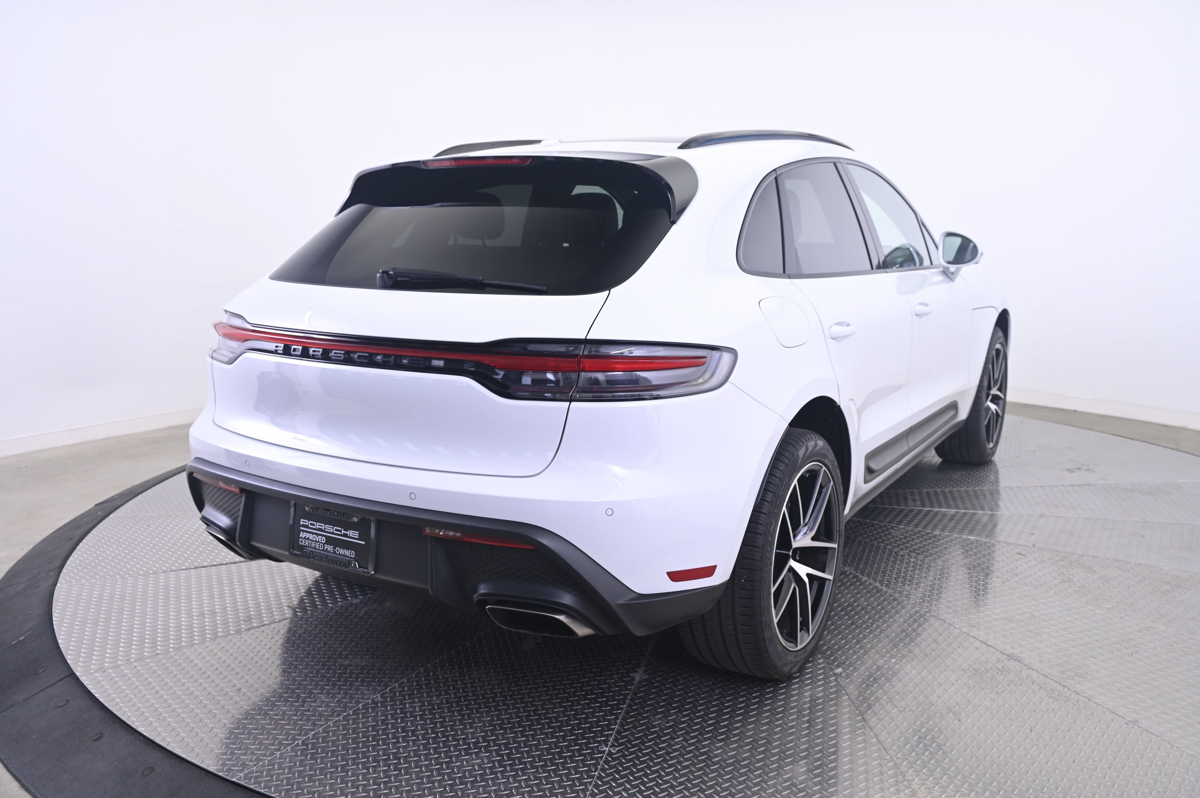 Certified 2022 Porsche Macan AWD/4WD image 7