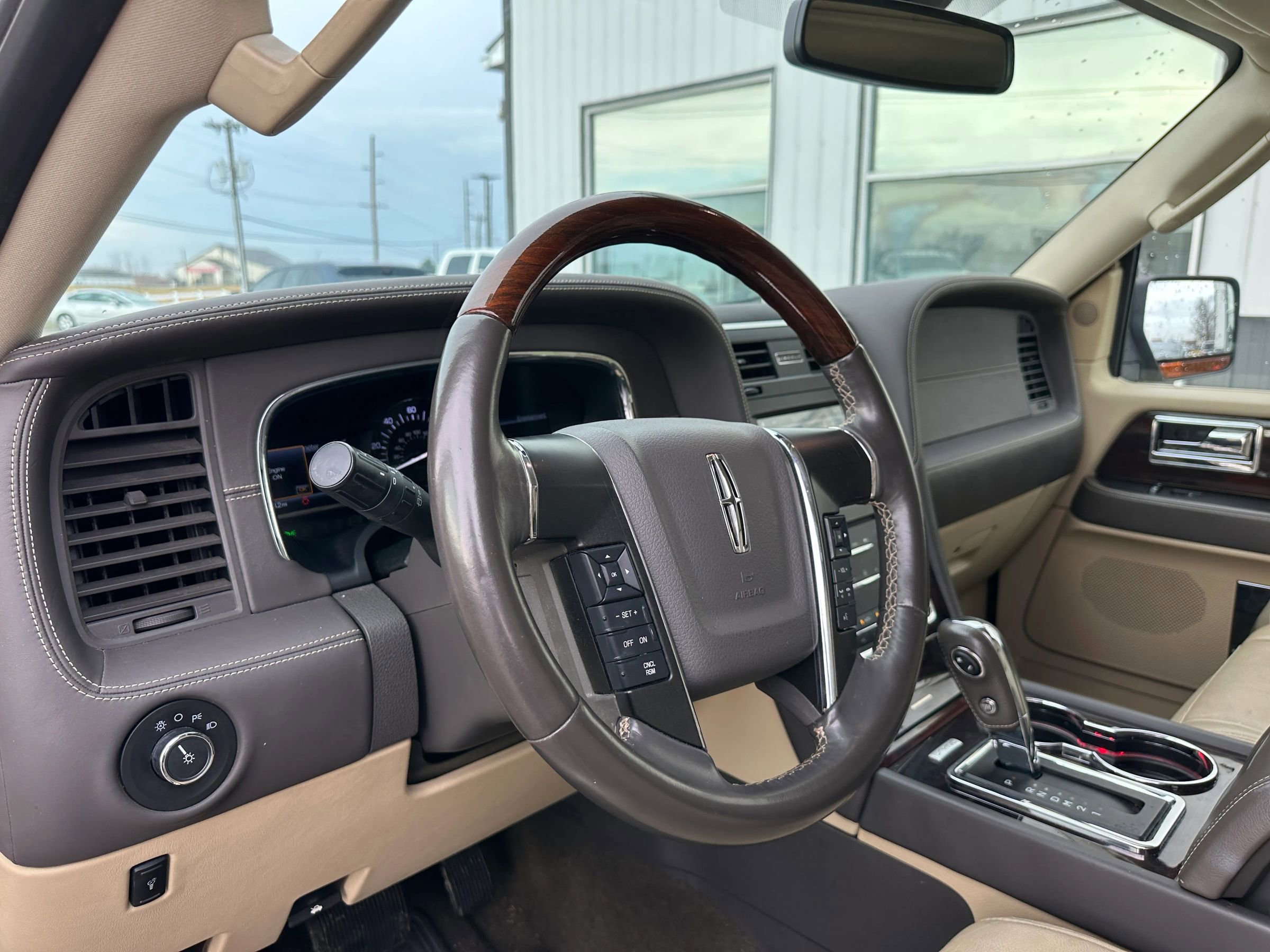 Used 2017 Lincoln Navigator Reserve image 15
