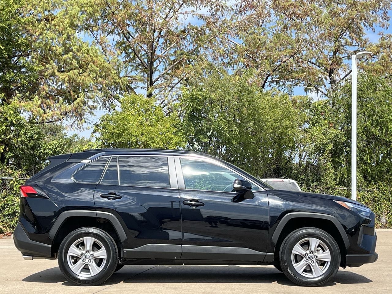 Used 2025 Toyota RAV4 XLE FWD image 3