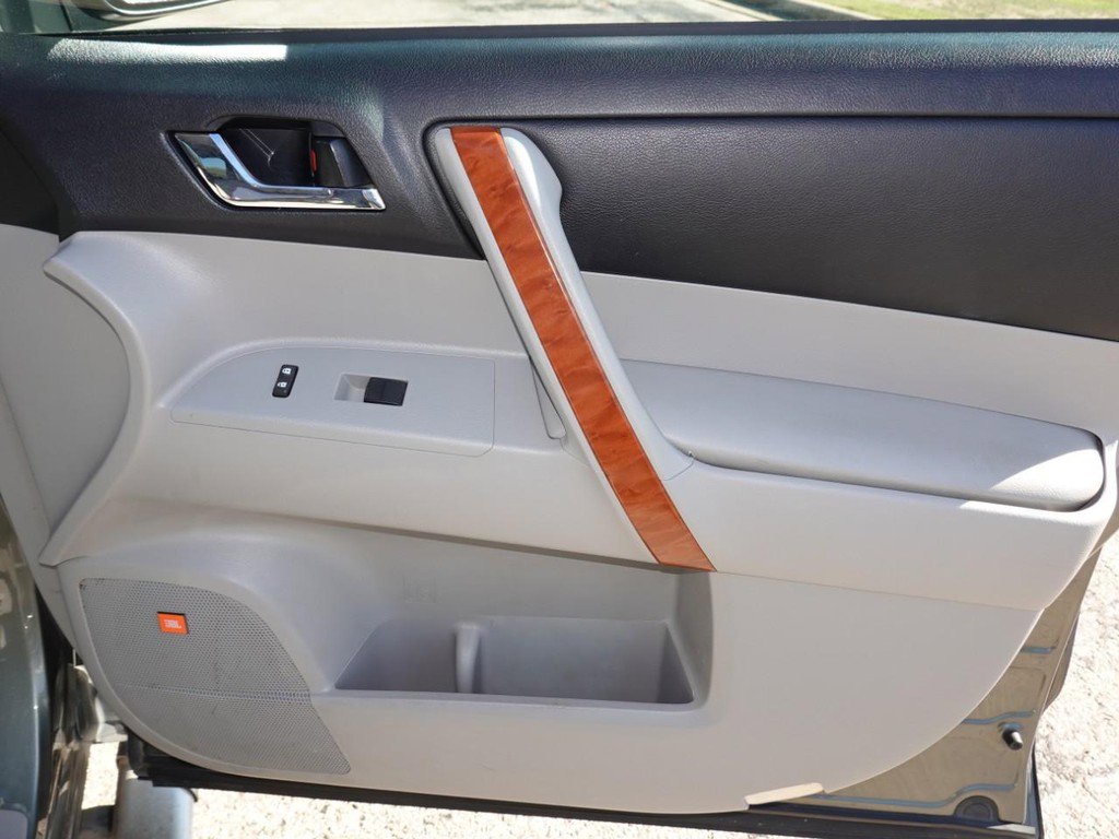 Used 2010 Toyota Highlander Limited image 25