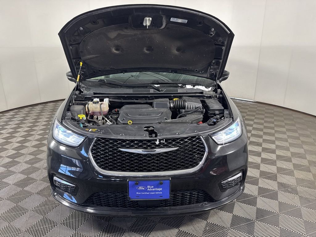 Used 2024 Chrysler Pacifica Touring-L image 4