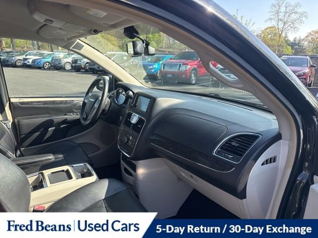 Used 2014 Chrysler Town & Country Touring-L w/ Trailer Tow Group FWD image 11