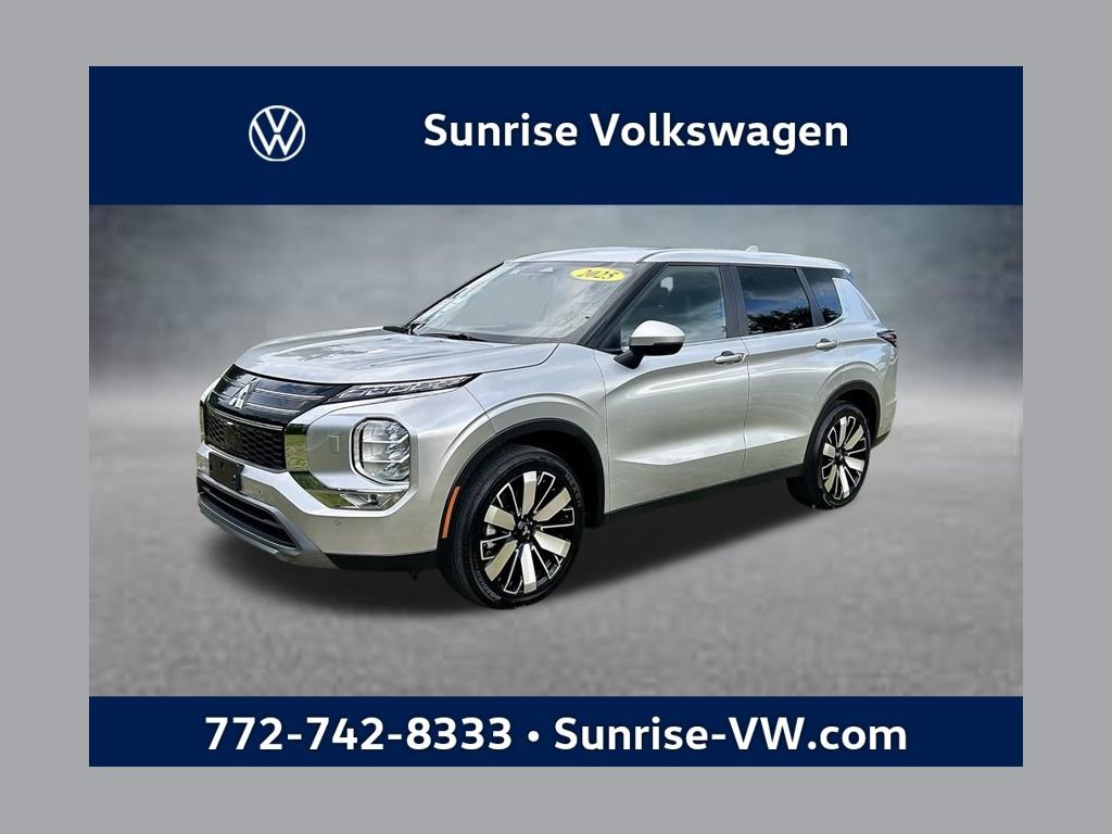 Used 2025 Mitsubishi Outlander SE AWD/4WD image 1