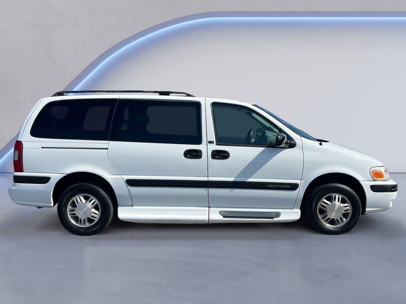 Used 2004 Chevrolet Venture LS w/ Easy Order Package FWD image 2
