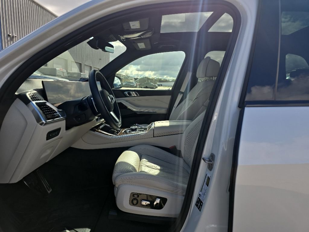 Used 2025 BMW X5 xDrive40i w/ M Sport Package AWD/4WD image 10