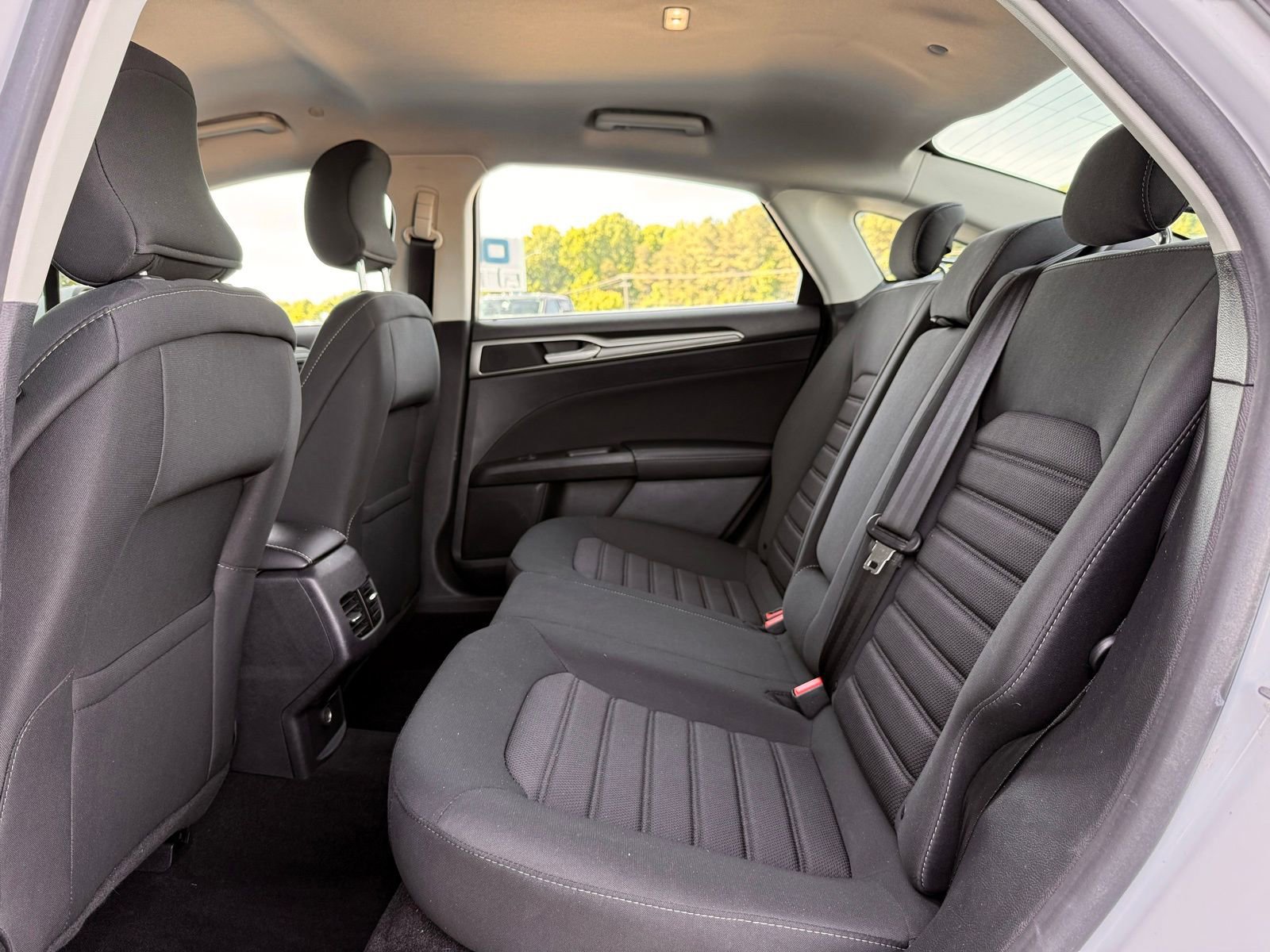 Used 2019 Ford Fusion SE FWD image 17