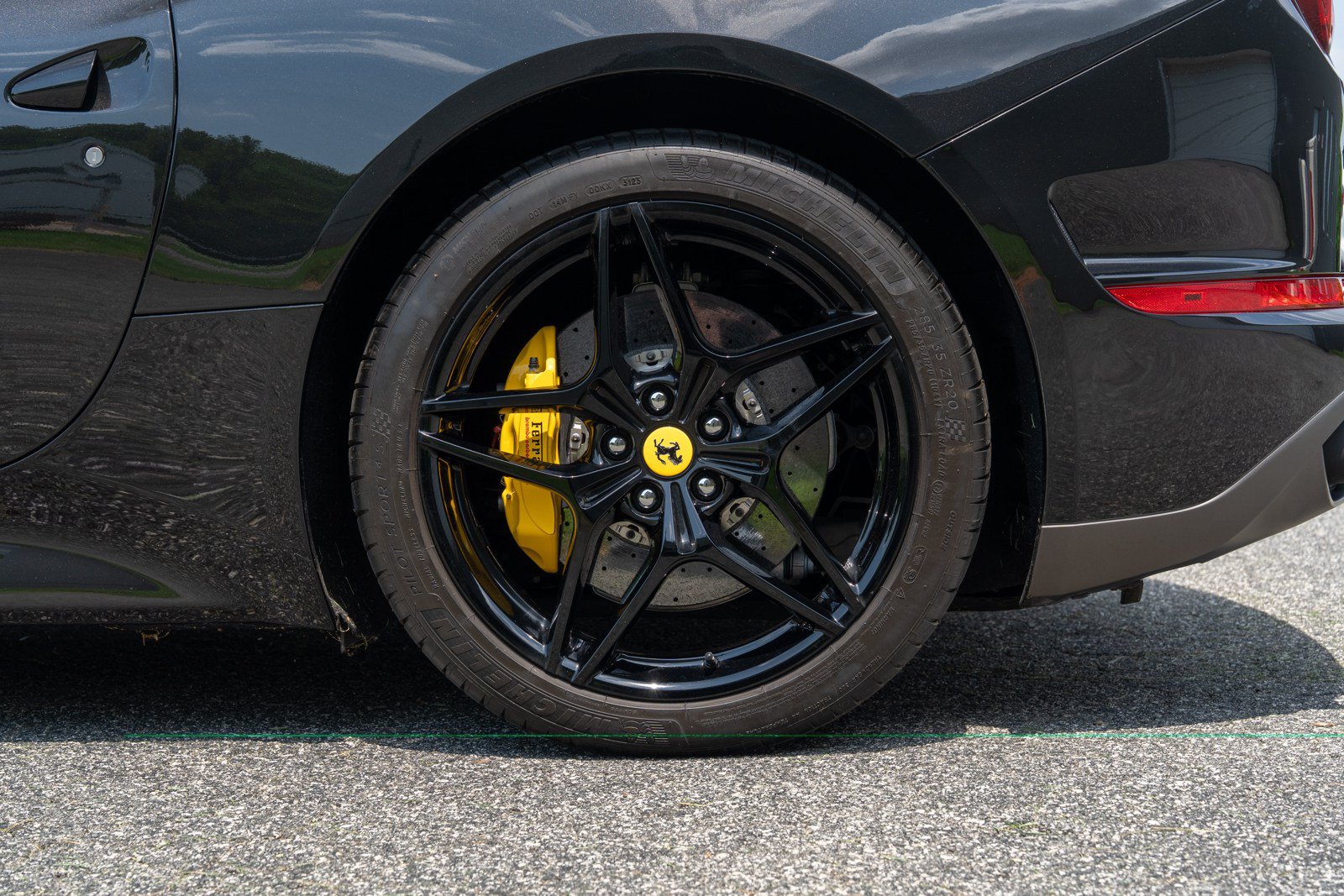 Used 2018 Ferrari California T RWD image 11