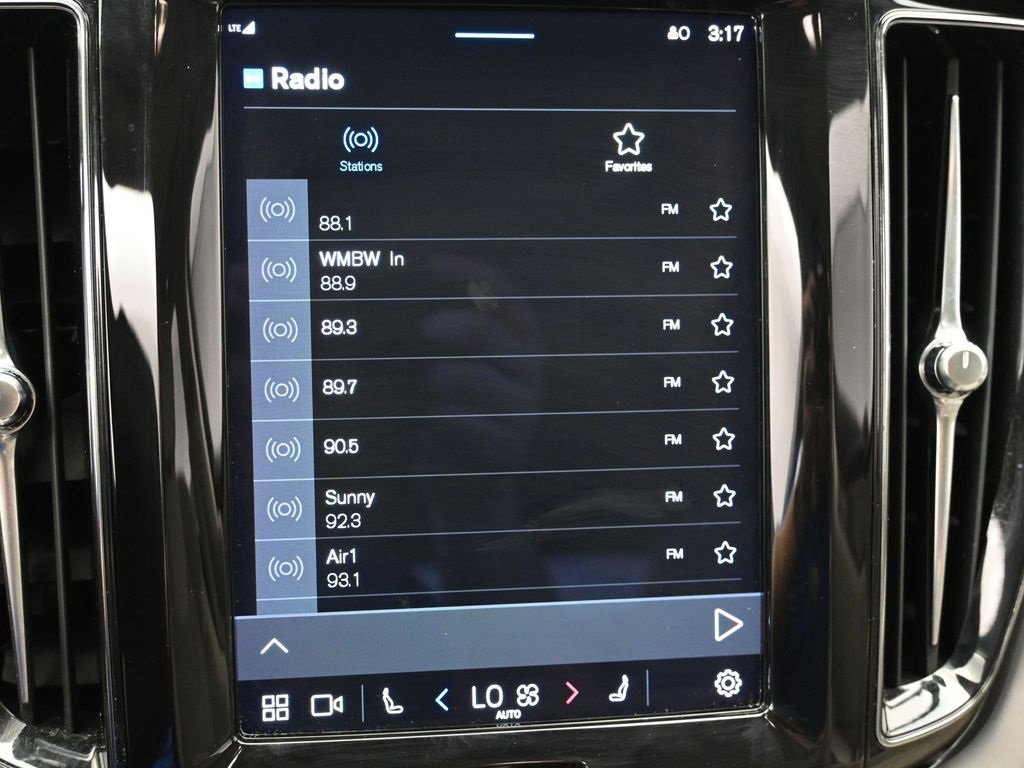 Used 2022 Volvo XC60 B5 Momentum image 18