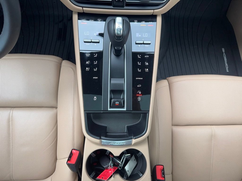 Certified 2026 Porsche Macan AWD/4WD image 24
