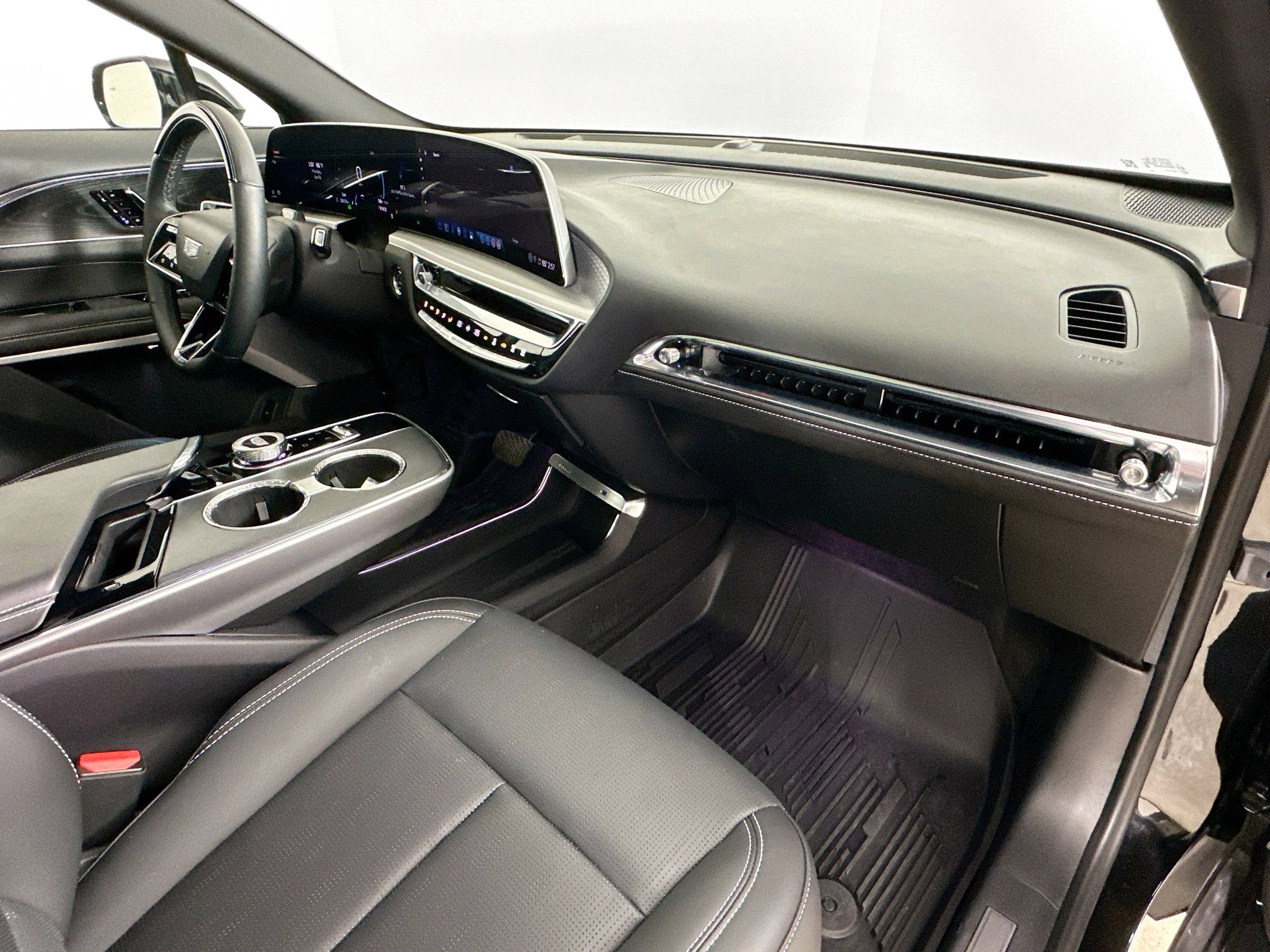 Used 2024 Cadillac Lyriq Luxury w/ LPO, Floor Liner Package image 41