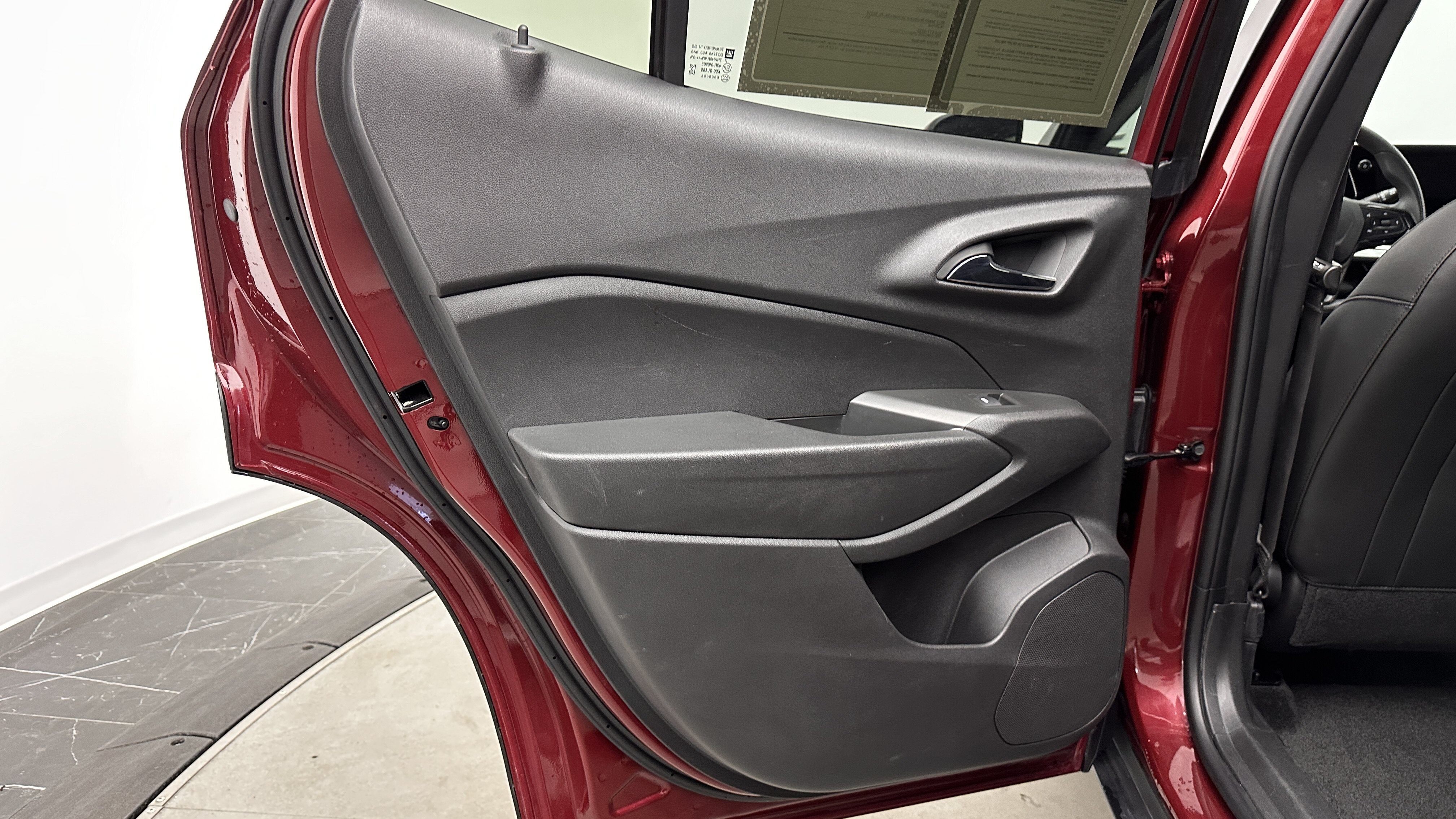 Used 2025 Chevrolet Trax LT FWD image 23