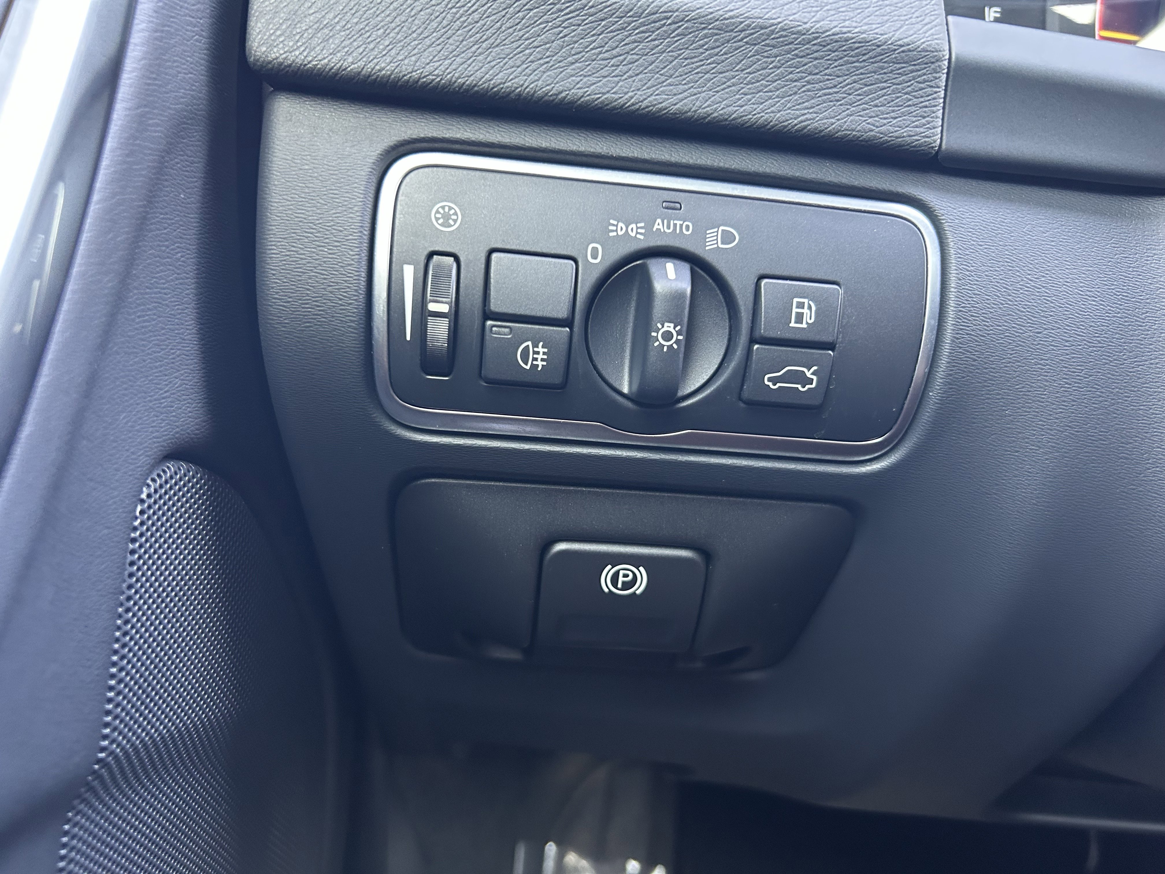 Used 2017 Volvo V60 T5 Platinum w/ Climate Package image 19