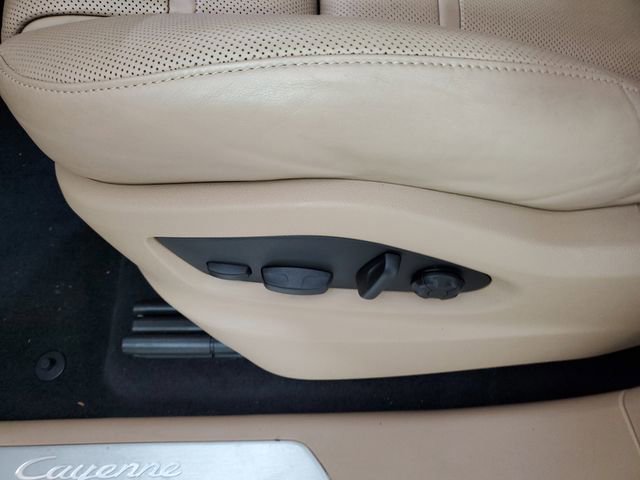 Used 2022 Porsche Cayenne w/ Premium Package image 24