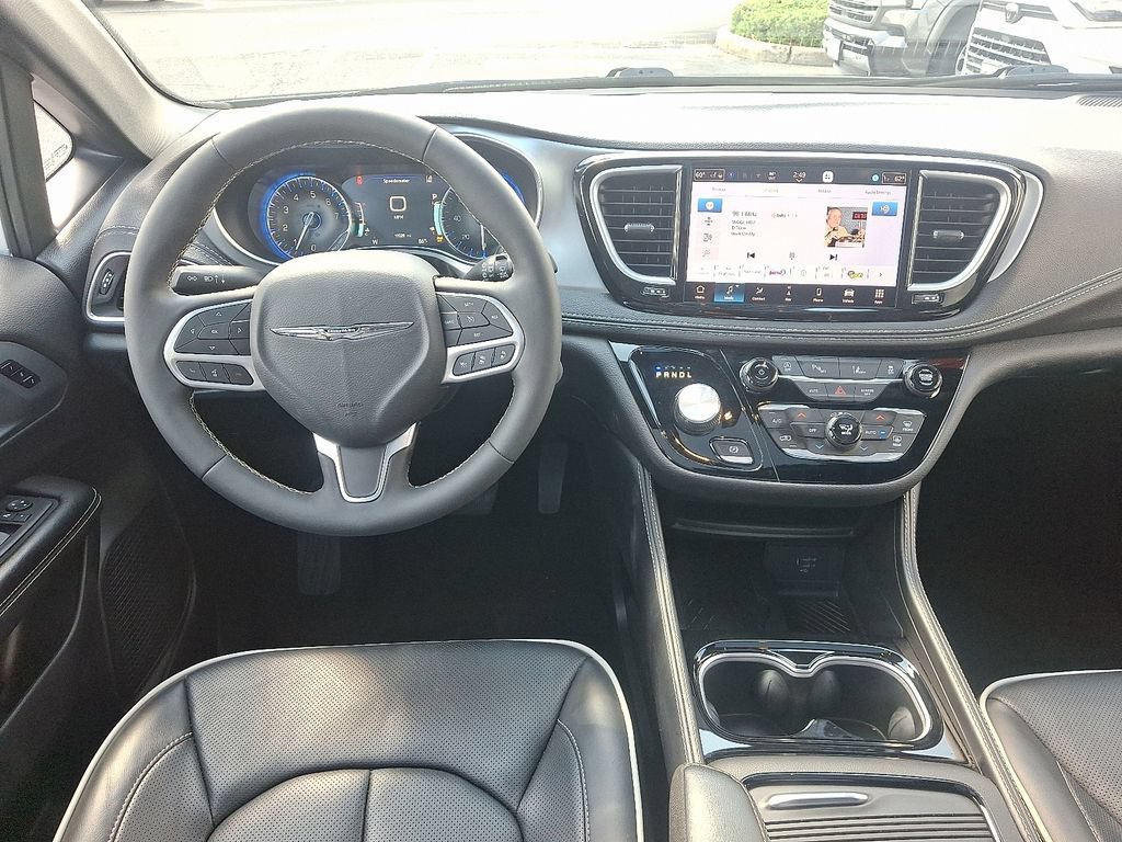 Used 2026 Chrysler Pacifica Limited FWD image 14