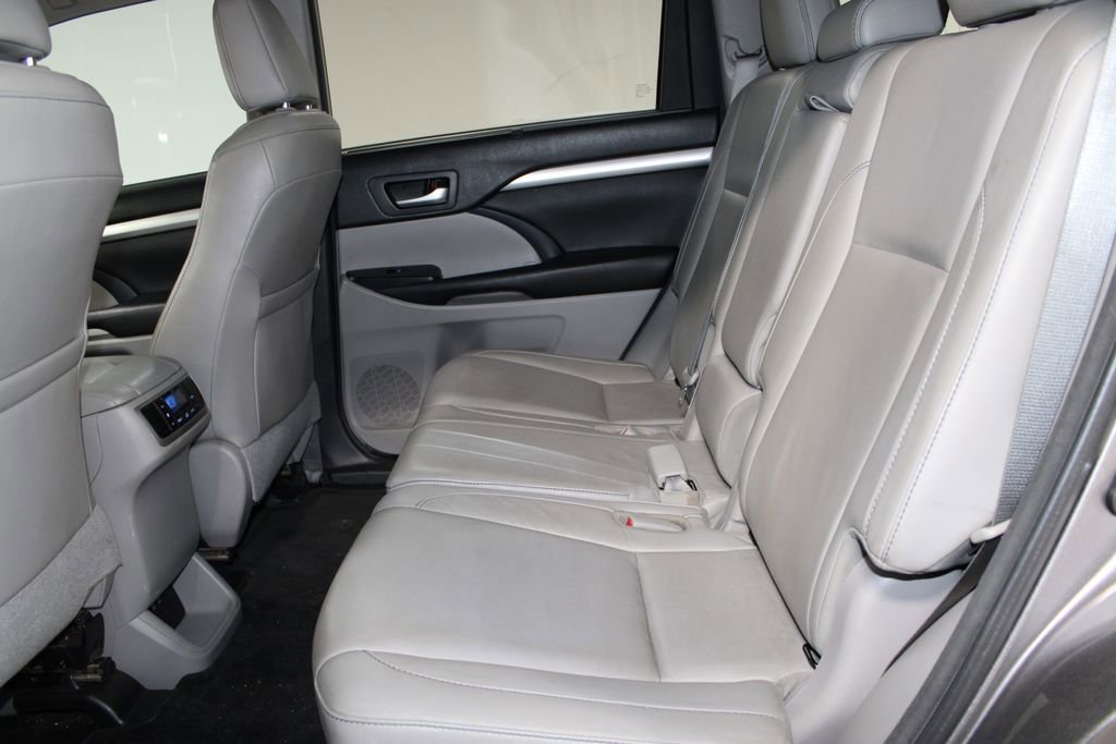 Used 2018 Toyota Highlander XLE FWD image 19