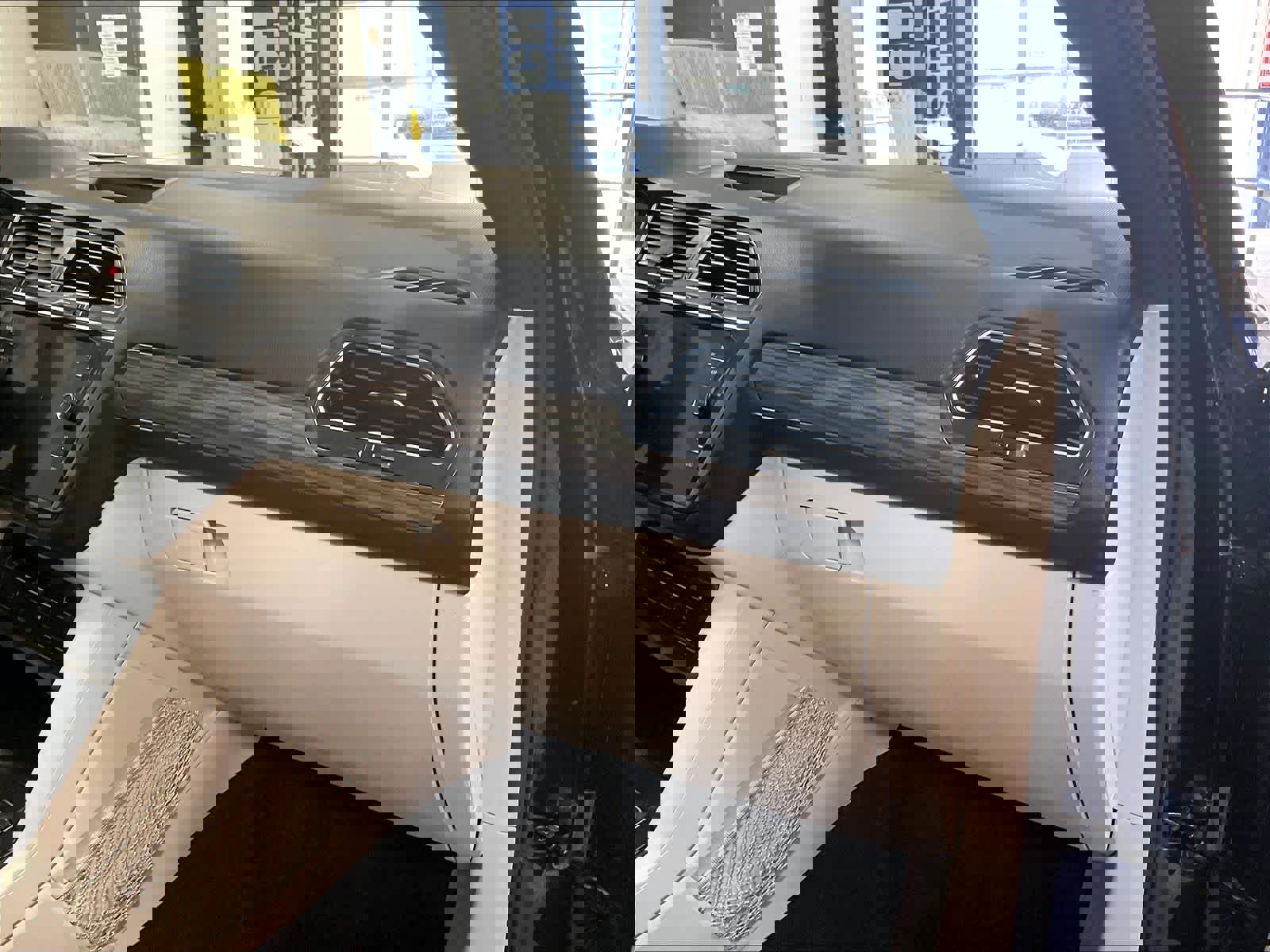 Used 2022 Volkswagen Tiguan SEL R-Line AWD/4WD image 13