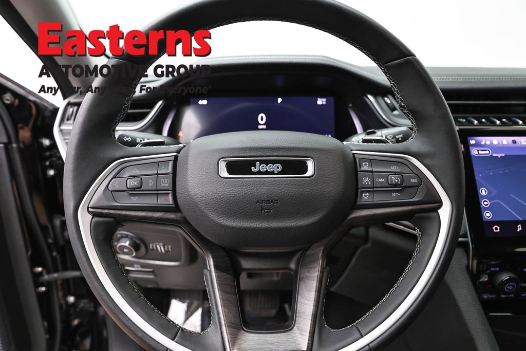 Used 2023 Jeep Grand Cherokee Limited w/ Black Appearance Package AWD/4WD image 10