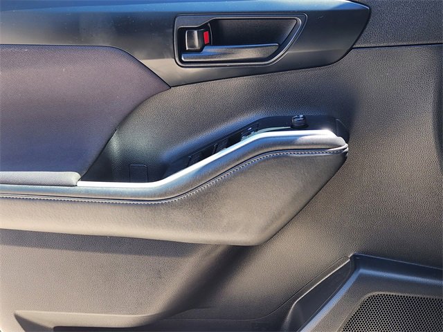 Used 2022 Toyota Highlander LE image 23