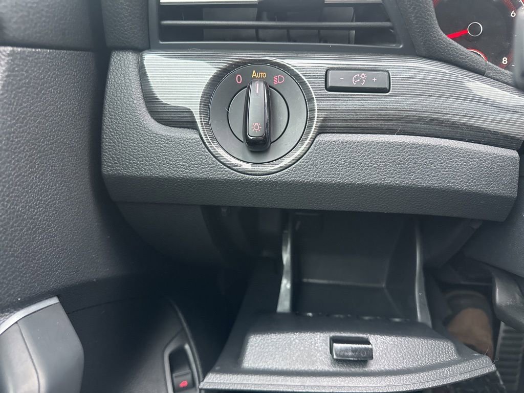 Used 2021 Volkswagen Passat 2.0T R-Line image 18