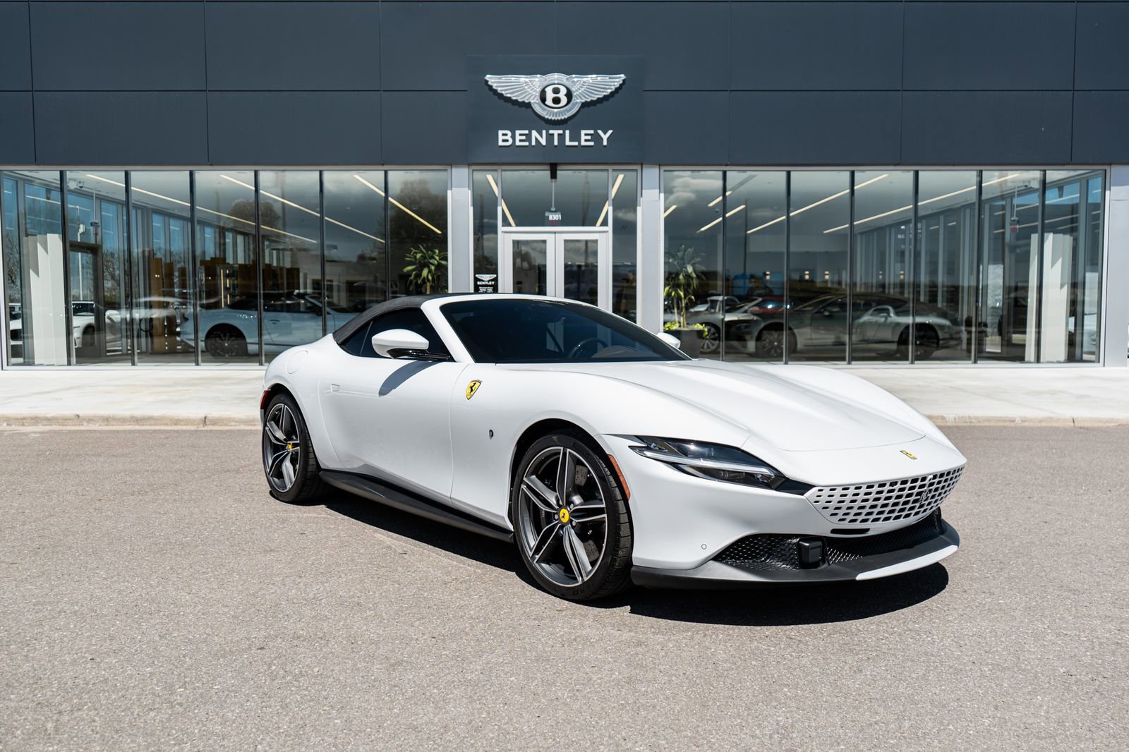 Used 2024 Ferrari Roma Spider RWD image 17