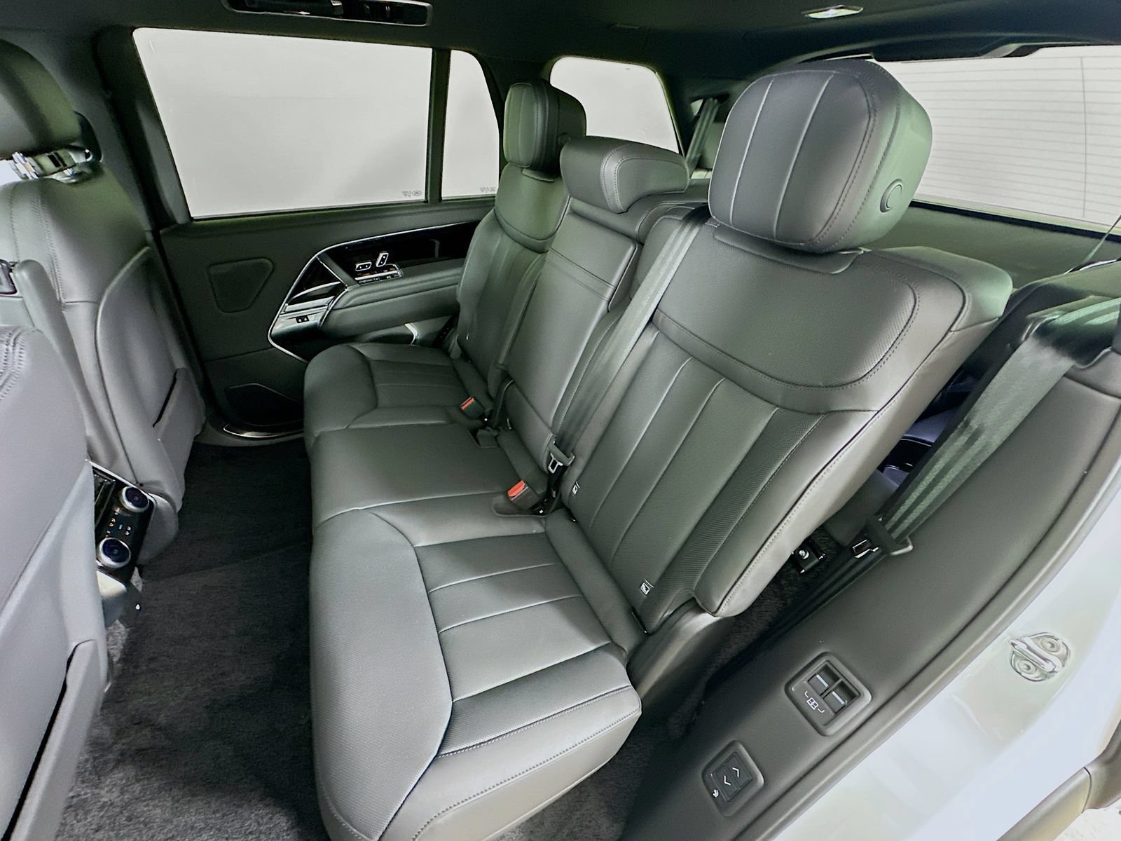New 2026 Land Rover Range Rover Long Wheelbase SE AWD/4WD image 35