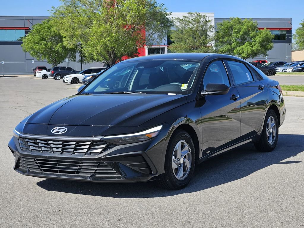 Certified 2025 Hyundai Elantra SE FWD image 2